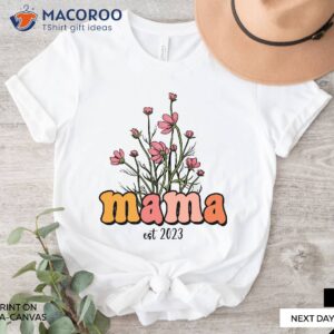 Mama Wildflowers Retro Mama Est 2023 T-Shirt