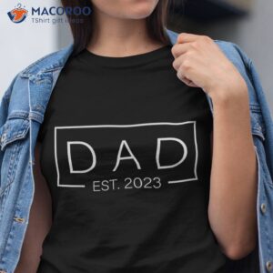 Fathers Day Gift Dad Est. 2023 Expect Baby Wife Daughter Shirt