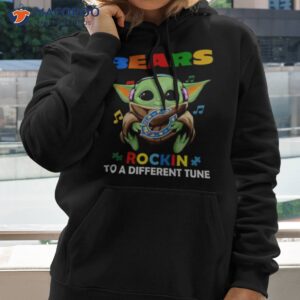 baby yoda hug chicago bears autism rockin to a different tune shirt hoodie