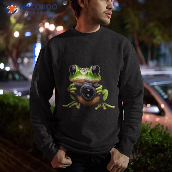 Cute Frog Photographer – Holding Camera Shirt