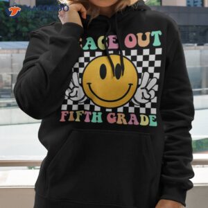 hippie smile face peace out fifth 5th grade class of 2023 shirt hoodie