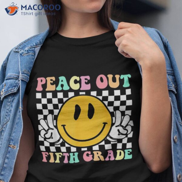 Hippie Smile Face Peace Out Fifth 5th Grade Class Of 2023 Shirt