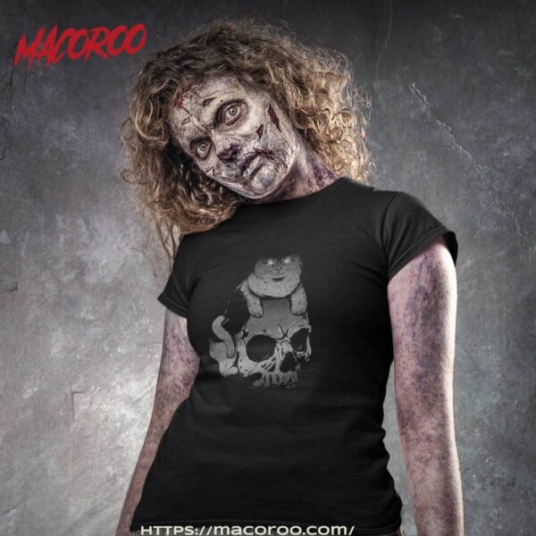 Black Cat Sitting On Skull – Halloween Luminous Shirt
