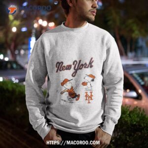 charlie brown and snoopy playing baseball new york mets mlb 2023 shirt sweatshirt