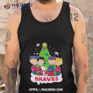 the peanuts snoopy and friends atlanta braves christmas tree 2023 shirt tank top