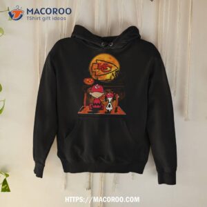 snoopy and charlie brown kansas city chiefs sitting under moon halloween 2023 t shirt hoodie