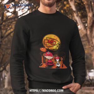 snoopy and charlie brown kansas city chiefs sitting under moon halloween 2023 t shirt sweatshirt
