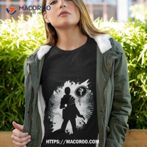 The Novelist Alan Wake Using The Light Shirt