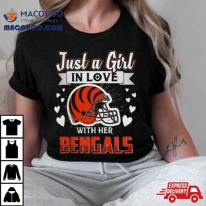 Just A Girl In Love With Her Cincinnati Bengals Helme Tshirt