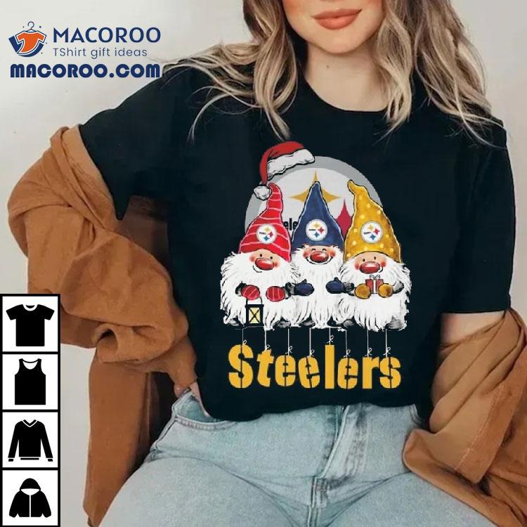 The Gnomes X Pittsburgh Slers Merry Christmas 2025 Shirt The Gnomes X Pittsburgh Slers Merry Christmas 2025 Shirt