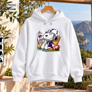 Kansas State Wildcats Football Number 1 Snoopy Painting Shirt 3 Snoopy in a purple number 1 football jersey and white helmet painting KANSAS STATE WILDCATS FOOTBALL beside a red football