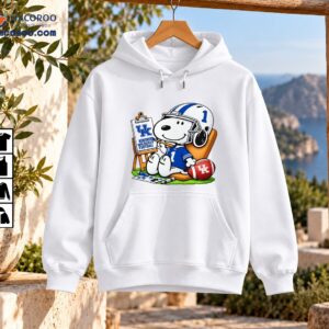 Kentucky Wildcats Football Snoopy Painting Number 1 Shirt 3 Snoopy in a blue number 1 football jersey and white helmet beside a UK football easel and red football